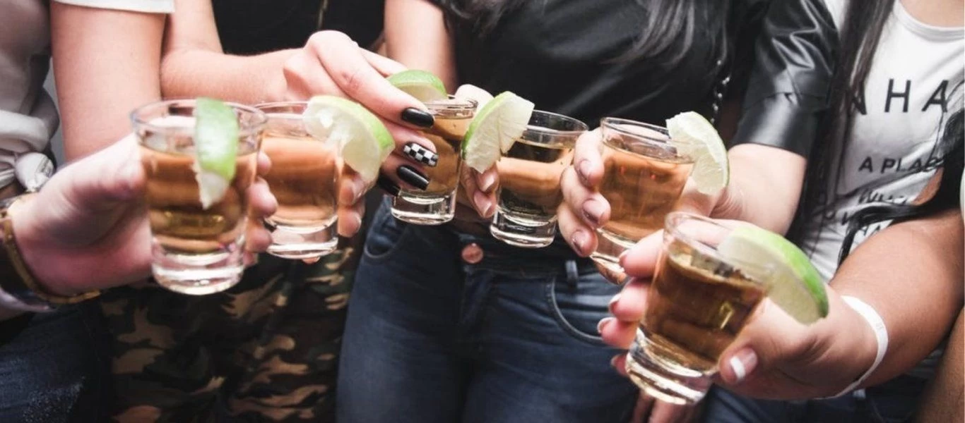 Μεθυσμένος άντρας μετά από hangover ξύπνησε μέσα στην εκκλησία την ώρα της... λειτουργίας! (βίντεο)